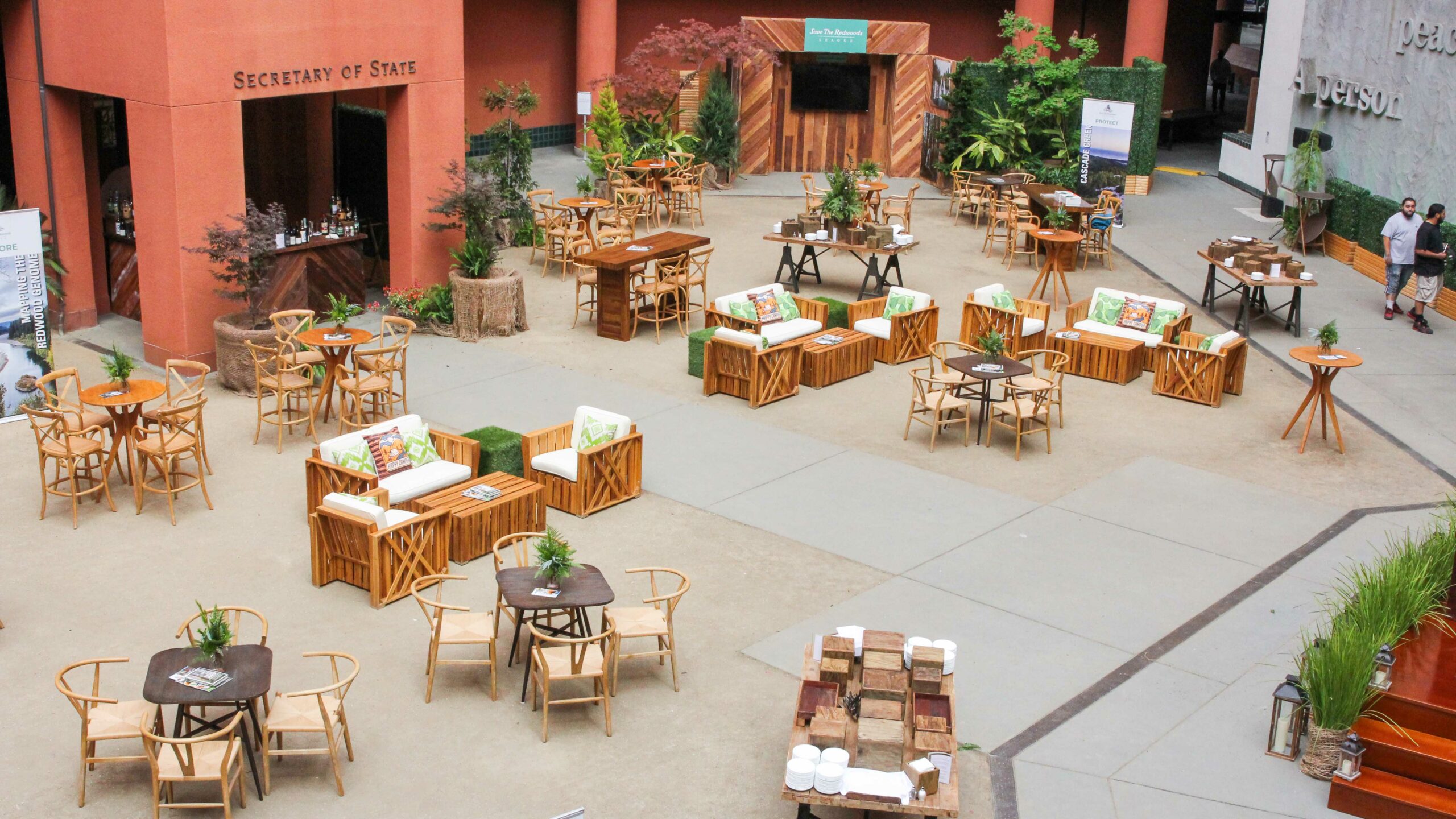 Wooden tables and chairs placed throughout the museum courtyard.