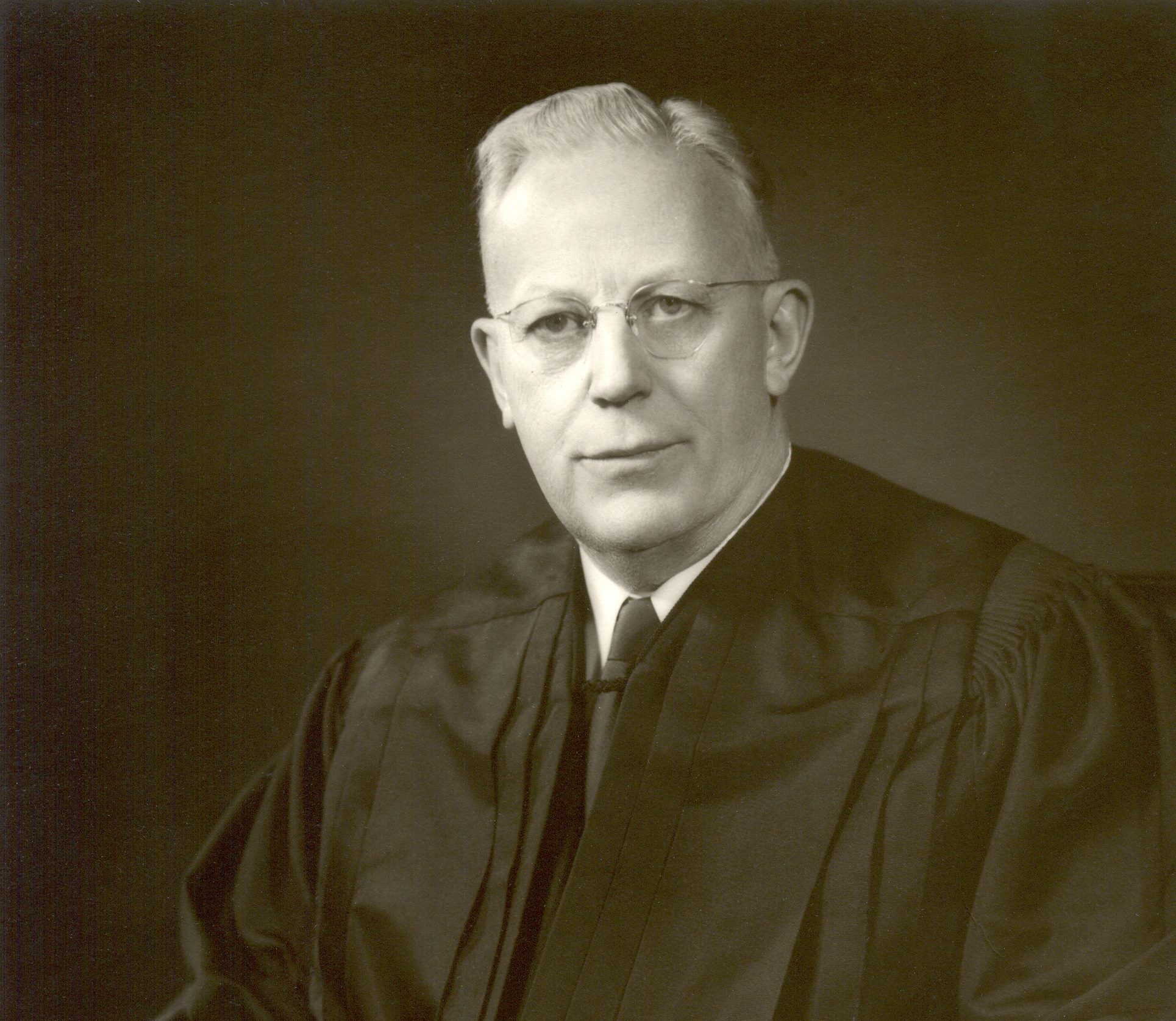 Headshot of Earl Warren in judicial robes.